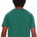 camiseta-masculina-basica-de-algodao-verde-detalhe