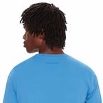 camiseta-basica-masculina-azul-detalhe