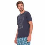 camiseta-masculina-estampada-azul-escuro-lado