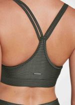 top-feminino-textura-alecrim-para-treinar-detalhe