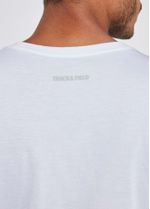 camiseta-masculina-pima-branca-para-o-dia-a-dia-detalhe