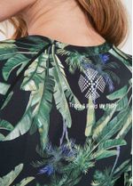 camiseta_surf_estampada_flora_para_esportes_aquaticos_detalhe_2