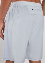shorts_masculino_longo_stretch_cinza_prata_para_treinar_detalhe