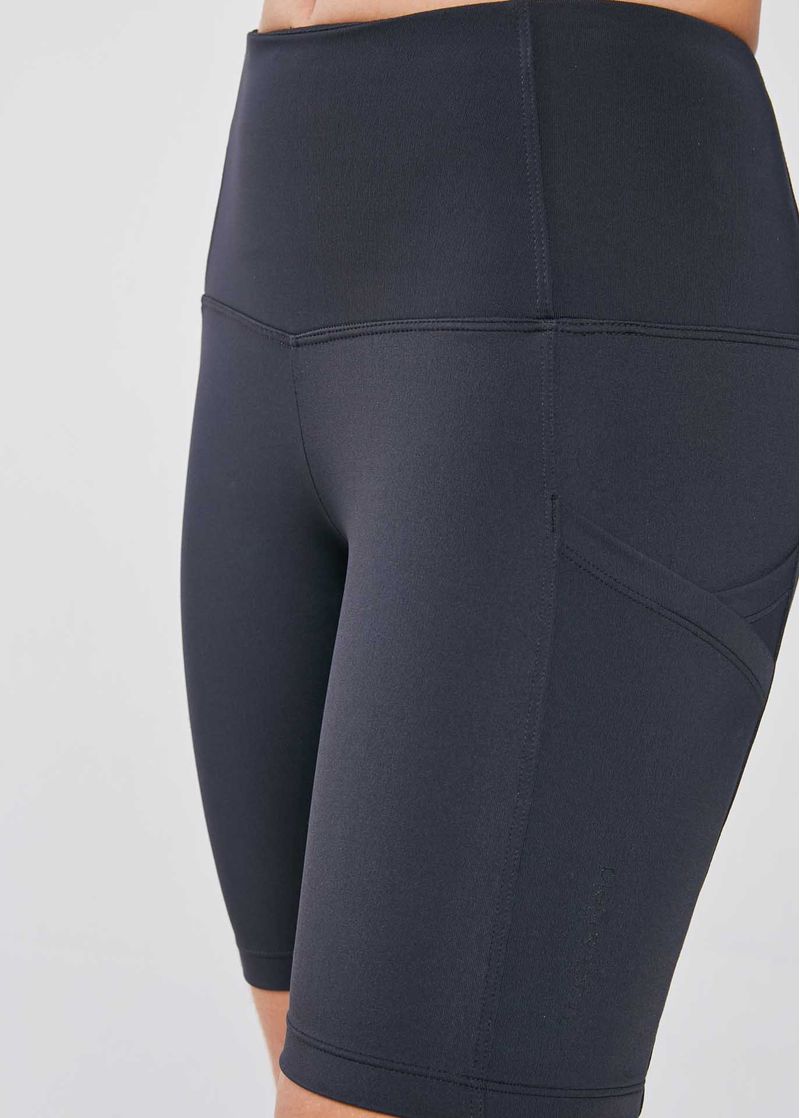 bermuda_feminina_slim_yoga_preta_detalhe