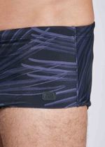 sunga_basica_estampada_noturna_para_praia_detalhe