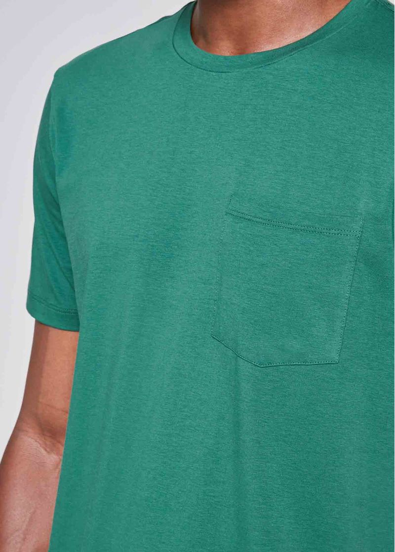 camiseta_masculina_basica_verde_para_praia_detalhe