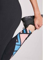 legging-feminina-energia-preta-colorida-detalhe