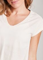 camiseta-feminina-manga-curta-v-torcao-claro-detalhe