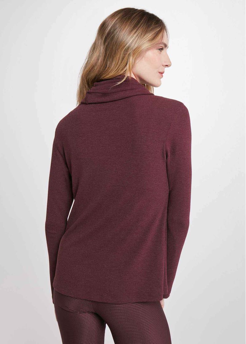 camiseta_feminina_manga_longa_gola_uva_cinza_para_o_dia_a_costas
