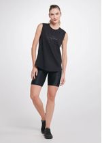 regata_feminina_slim_elemento_preto_para_treinar_inteira