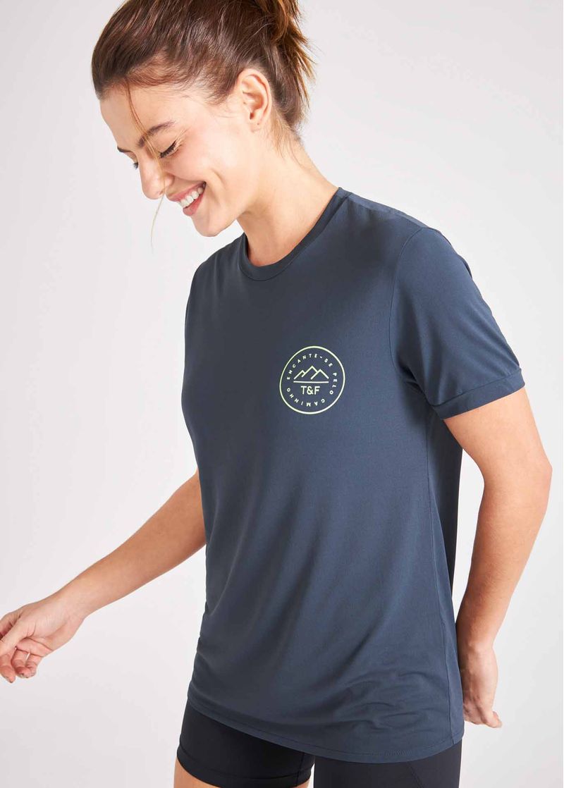 camiseta_unissex_thermodry_caminhos_azul_noturno_lado_mulher