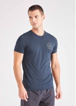 camiseta_unissex_thermodry_caminhos_azul_noturno_frente_homem