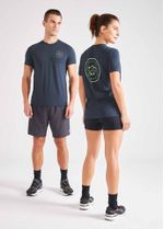 camiseta_unissex_thermodry_caminhos_azul_noturno_costas_casal