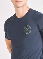 camiseta_unissex_thermodry_caminhos_azul_noturno_detalhe