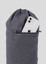 bolsa_para_tapete_yoga_cinza_alca_regulavel_still_detalhe_celular