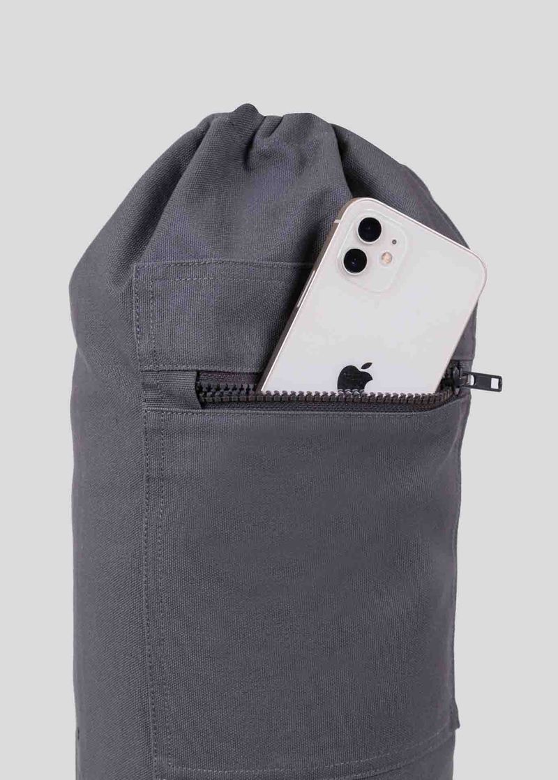 bolsa_para_tapete_yoga_cinza_alca_regulavel_still_detalhe_celular