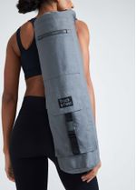 bolsa_para_tapete_yoga_cinza_alca_regulavel_costas_detalhe