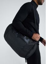 mala_duffel_sports_t_f_preto_unico_para_academia_modelo_detalhe