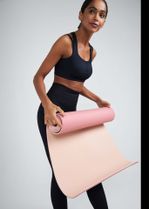 tapete-yoga-premium-flamingo-areia-para-treinar-modelo02