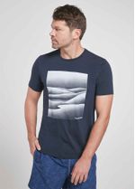 TF960117_0004_camiseta_masculina_manga_curta_coolc_areia_azul_noturno_frente.jpg