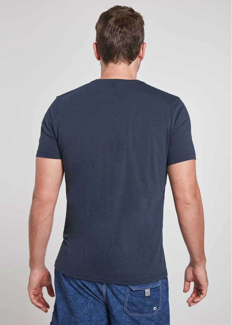 TF960117_0004_camiseta_masculina_manga_curta_coolc_areia_azul_noturno_costas.jpg
