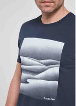TF960117_0004_camiseta_masculina_manga_curta_coolc_areia_azul_noturno_detalhe.jpg