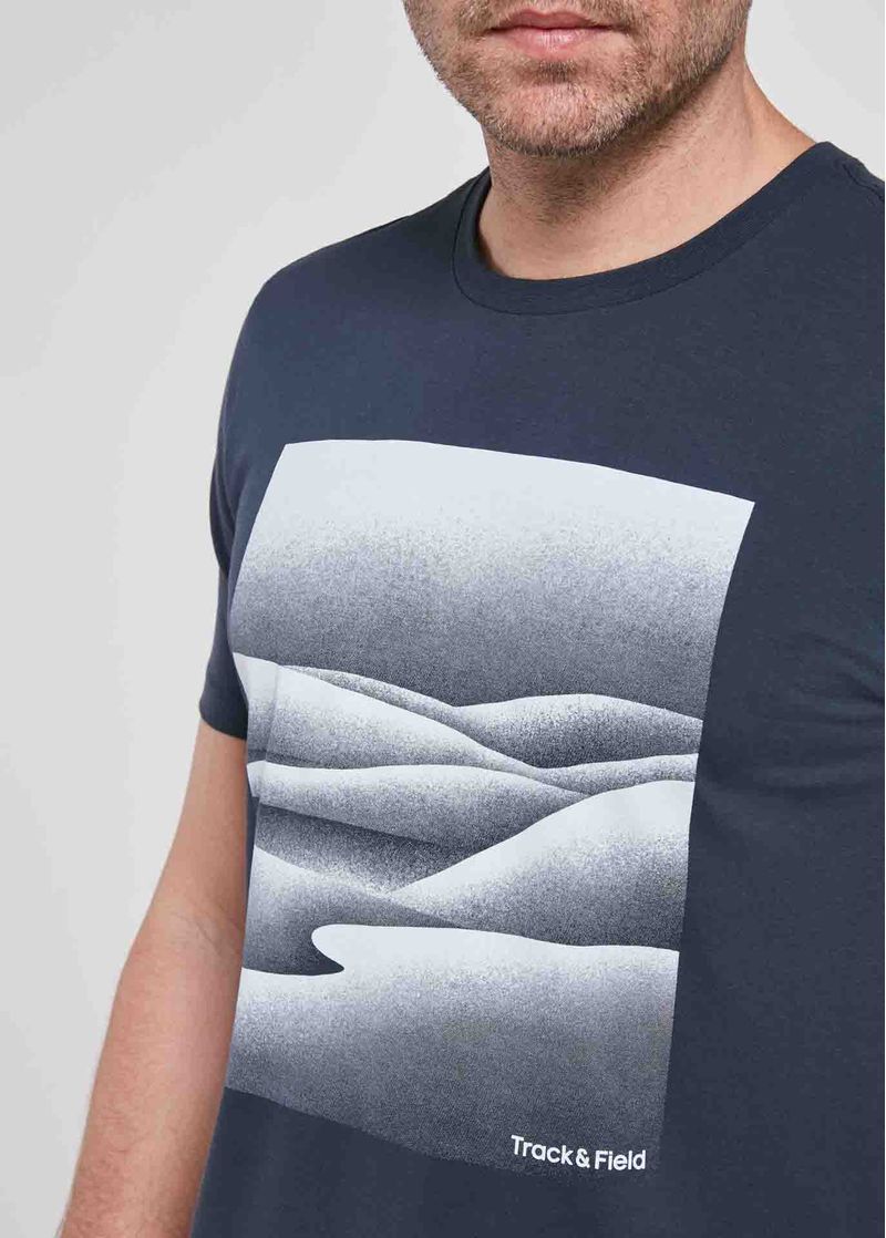 TF960117_0004_camiseta_masculina_manga_curta_coolc_areia_azul_noturno_detalhe.jpg