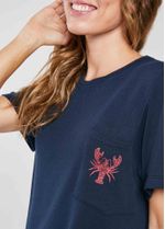 TF860236_0004_vestido_camiseta_lagostas_azul_noturno_detalhe.jpg