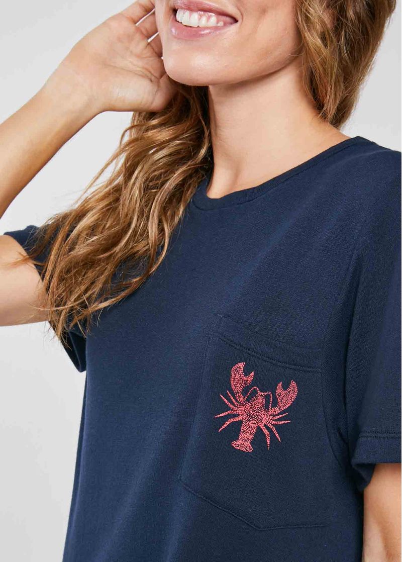 TF860236_0004_vestido_camiseta_lagostas_azul_noturno_detalhe.jpg