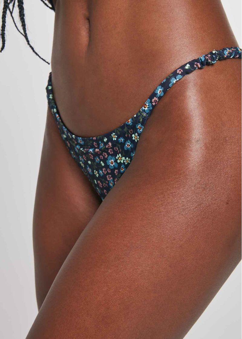 TF810437_2127_tanga_elastico_flores_para_praia_detalhe.jpg