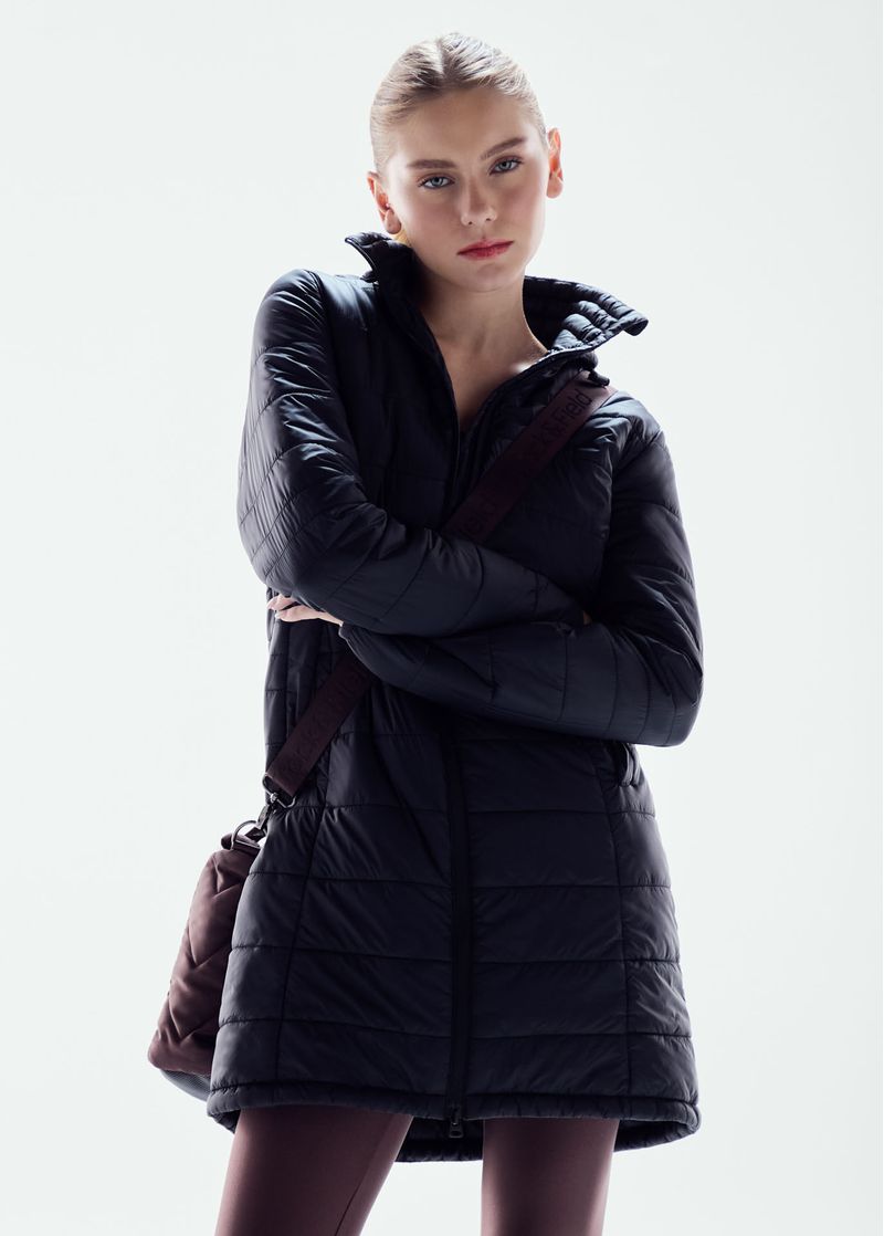 jaqueta_feminina_winter_longa_capuz-preto_003_TF060150_0003.jpg