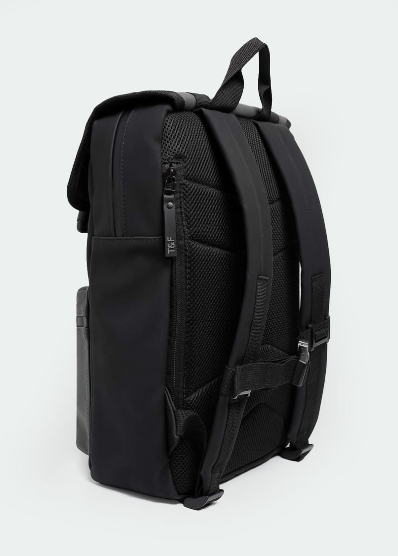 mochila_unissex_lifestyle_preta_com_bolsos_e_divisorias_003_TFA200035_0003.jpg