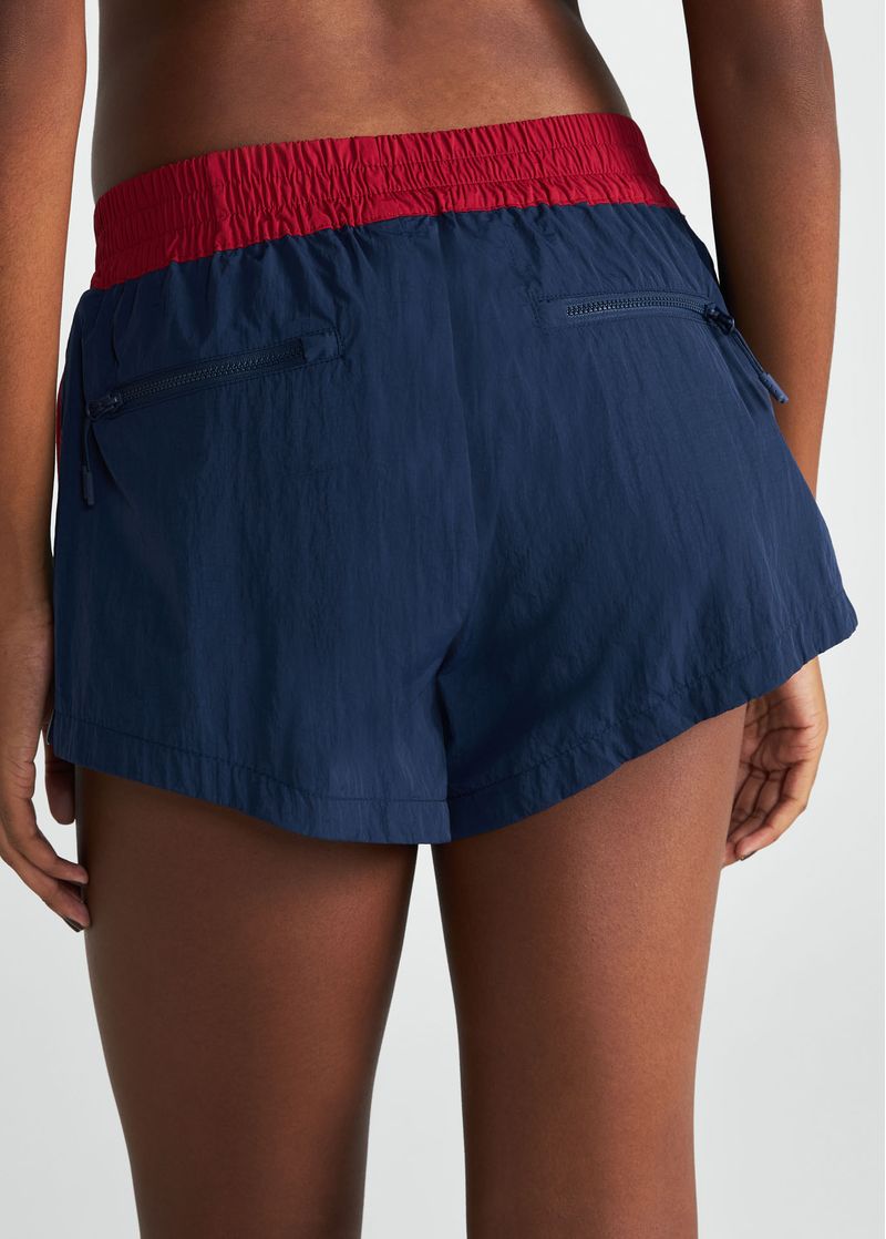 shorts_feminino_recortes_block_azul_noturno_004_TF020552_0004.jpg